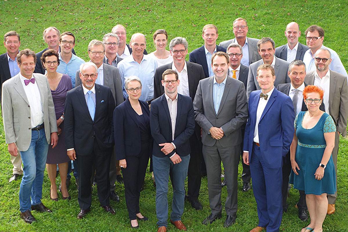 23 Gründungsmitglieder des Vereins digitalHUB Aachen im Park des GRÜN Headquarters.