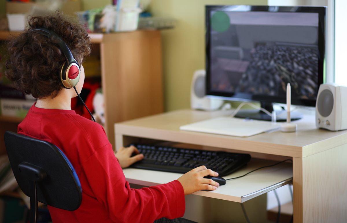 Das Kind sitzt ständig am PC oder Smartphone: hier ist Handeln gefordert! (Bildquelle: @shutterstock