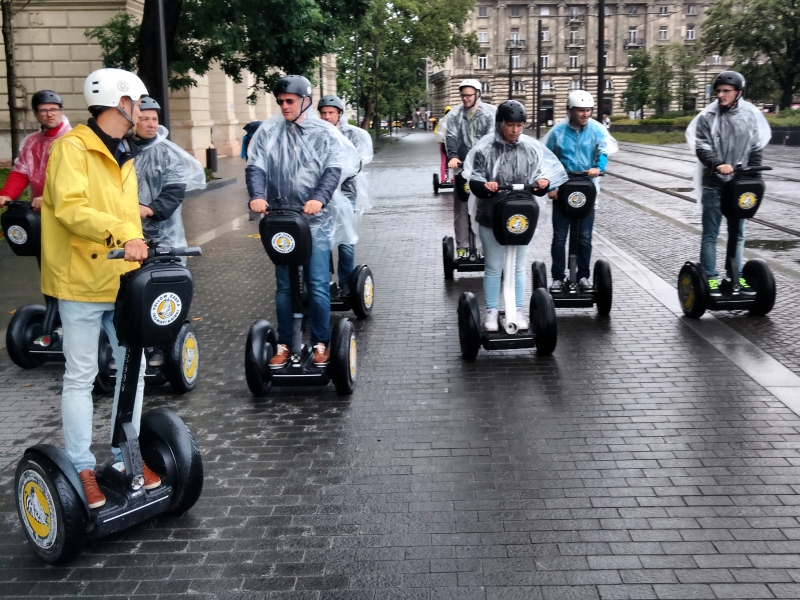 Ja, Segways sind allwettertauglich: Budapest-Rundfahrt auf dem schnittigsten aller Zweiräder. Ja, Segways sind allwettertauglich: Budapest-Rundfahrt auf dem schnittigsten aller Zweiräder.