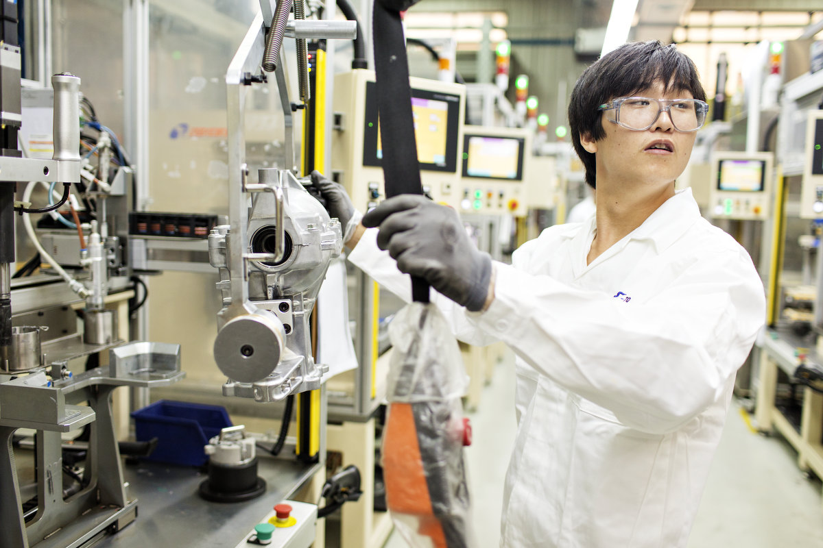 Blick in eine der neuen Allradantriebs-Produktionslinien (Bildquelle: GKN Driveline)