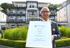 Markus Wölflik, Direktor des Private Palace Grand Hotel Binz, mit der Re-Klassifizierungs-Urkunde. Markus Wölflik, Direktor des Private Palace Grand Hotel Binz, mit der Re-Klassifizierungs-Urkunde.