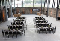 Im Kohlebunker in München wurde das Dinner-Setting vom rauen Beton-Mauerwerk eingerahmt. Im Kohlebunker in München wurde das Dinner-Setting vom rauen Beton-Mauerwerk eingerahmt.
