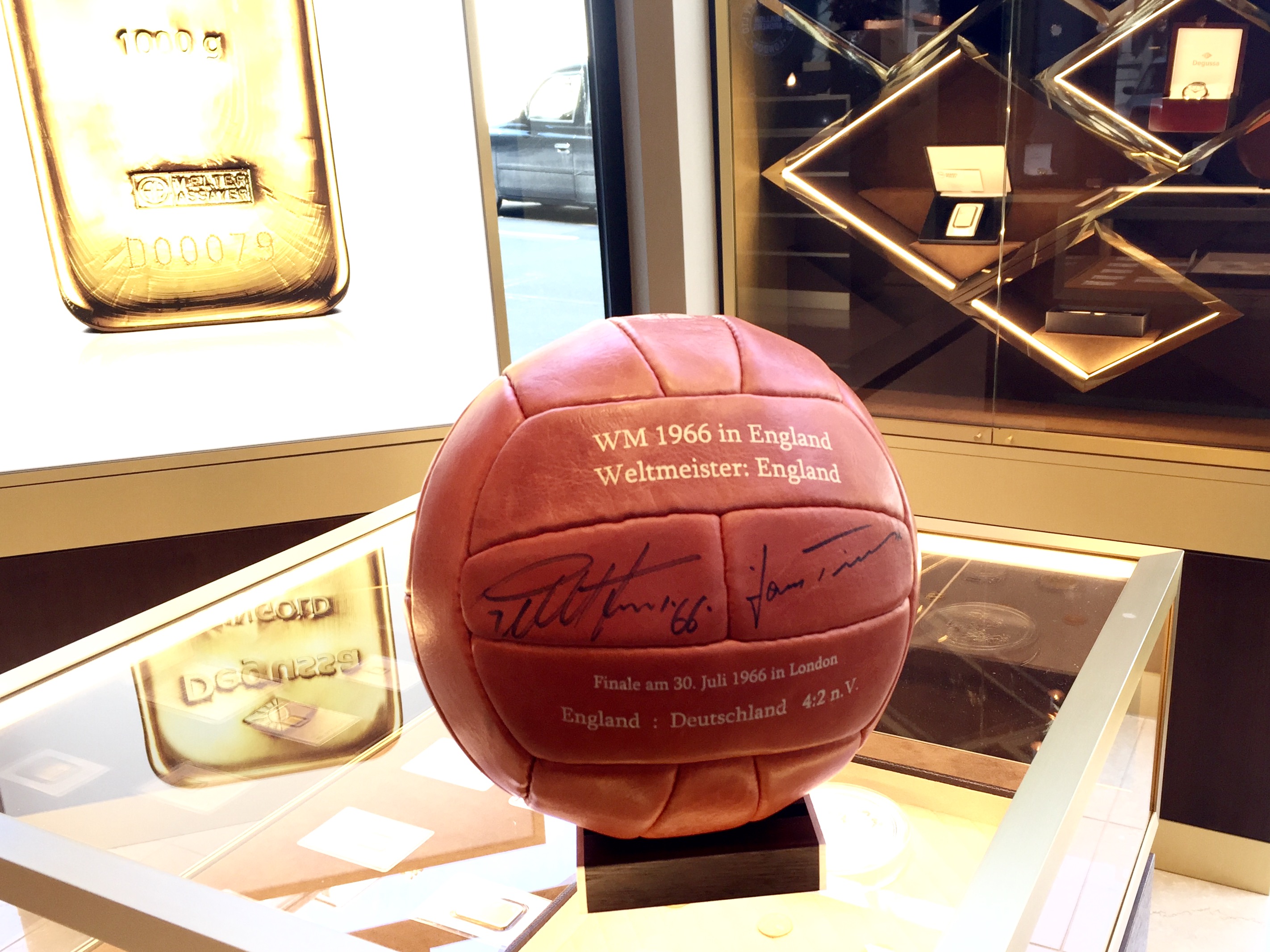 Von Hans Tilkowski und Geoff Hurst handsignierter Fußball für den guten Zweck ersteigern (Bildquelle Von Hans Tilkowski und Geoff Hurst handsignierter Fußball für den guten Zweck ersteigern (Bildquelle
