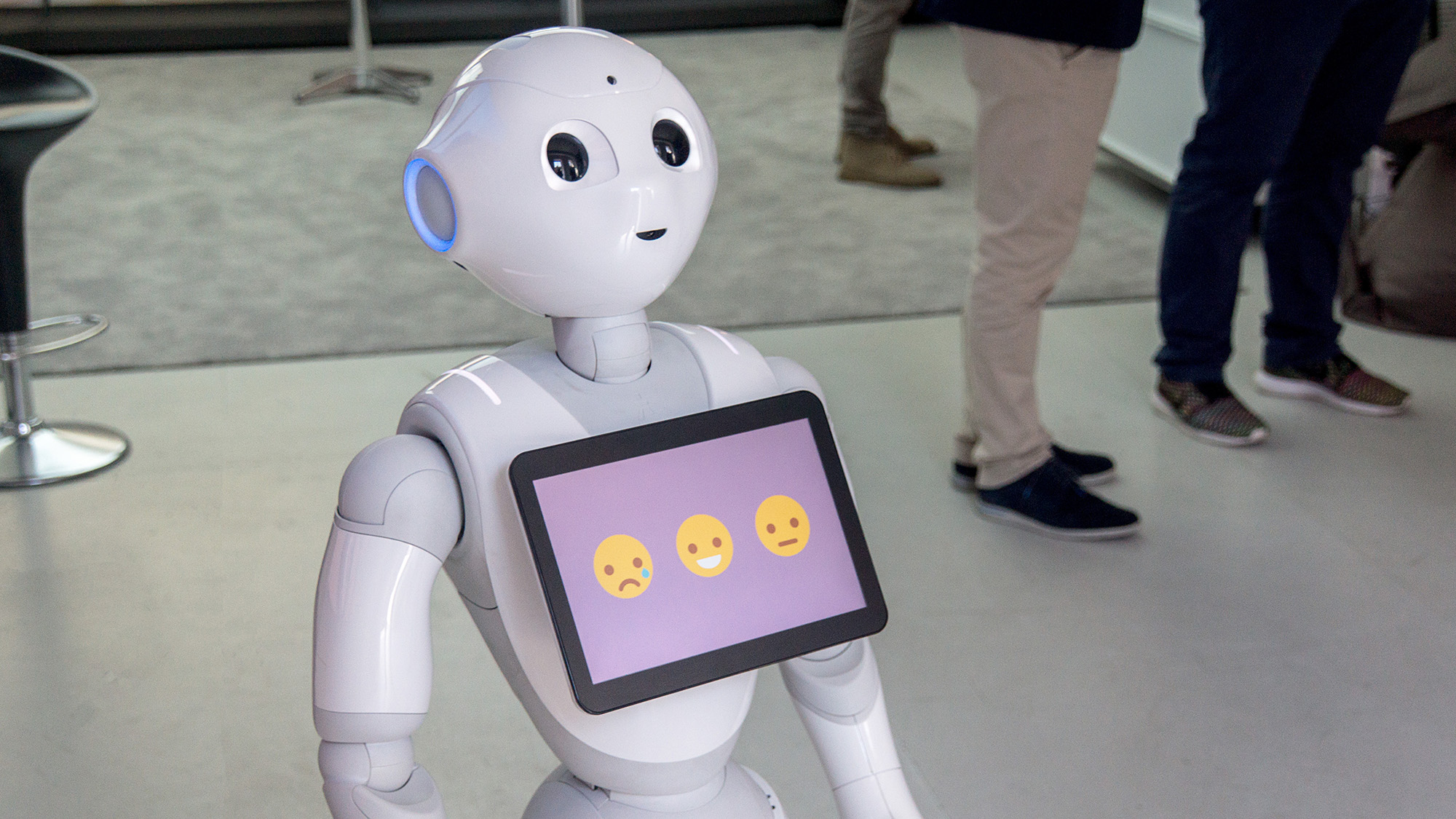 Besuch aus Japan: Der Roboter Pepper im Digital Signage Innovation Center in Hamburg. Besuch aus Japan: Der Roboter Pepper im Digital Signage Innovation Center in Hamburg.