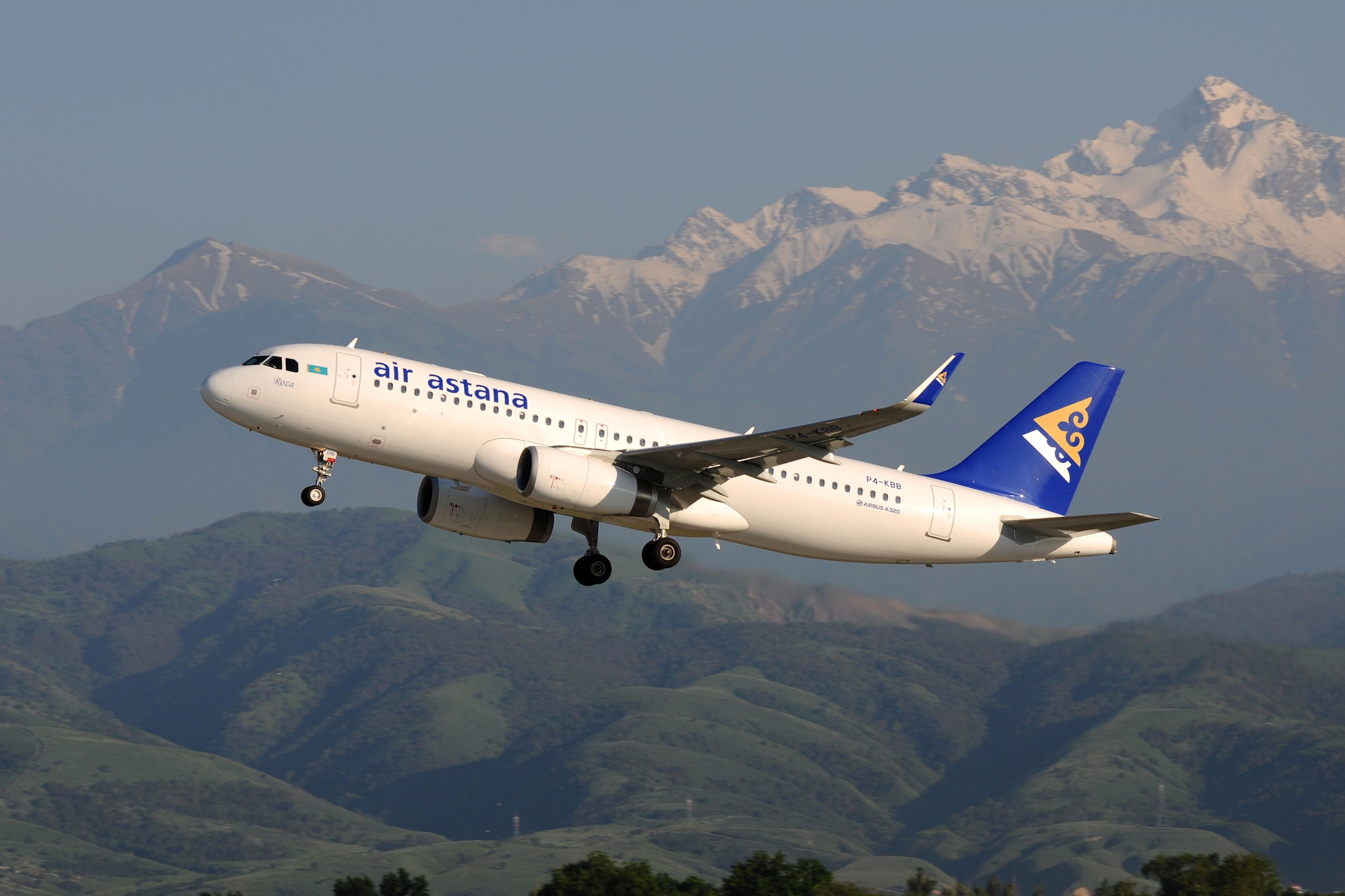 Jet von Air Astana beim Start in Almaty