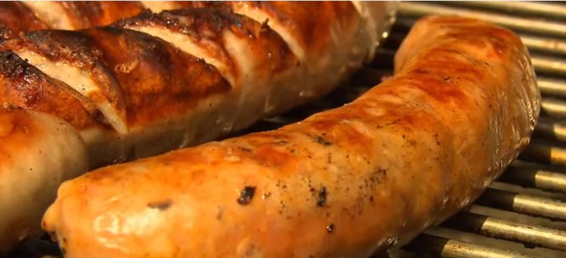 Ein leckeres Grillwürstchen darf auf keiner Gartenparty fehlen Ein leckeres Grillwürstchen darf auf keiner Gartenparty fehlen