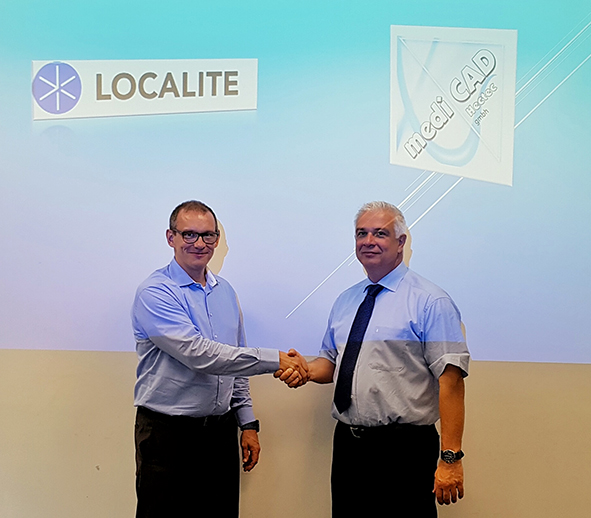 Mit Handschlag besiegeln Jörn Seel, mediCAD Hectec, und Martin Bublat, Localite, dieÜbernahme.