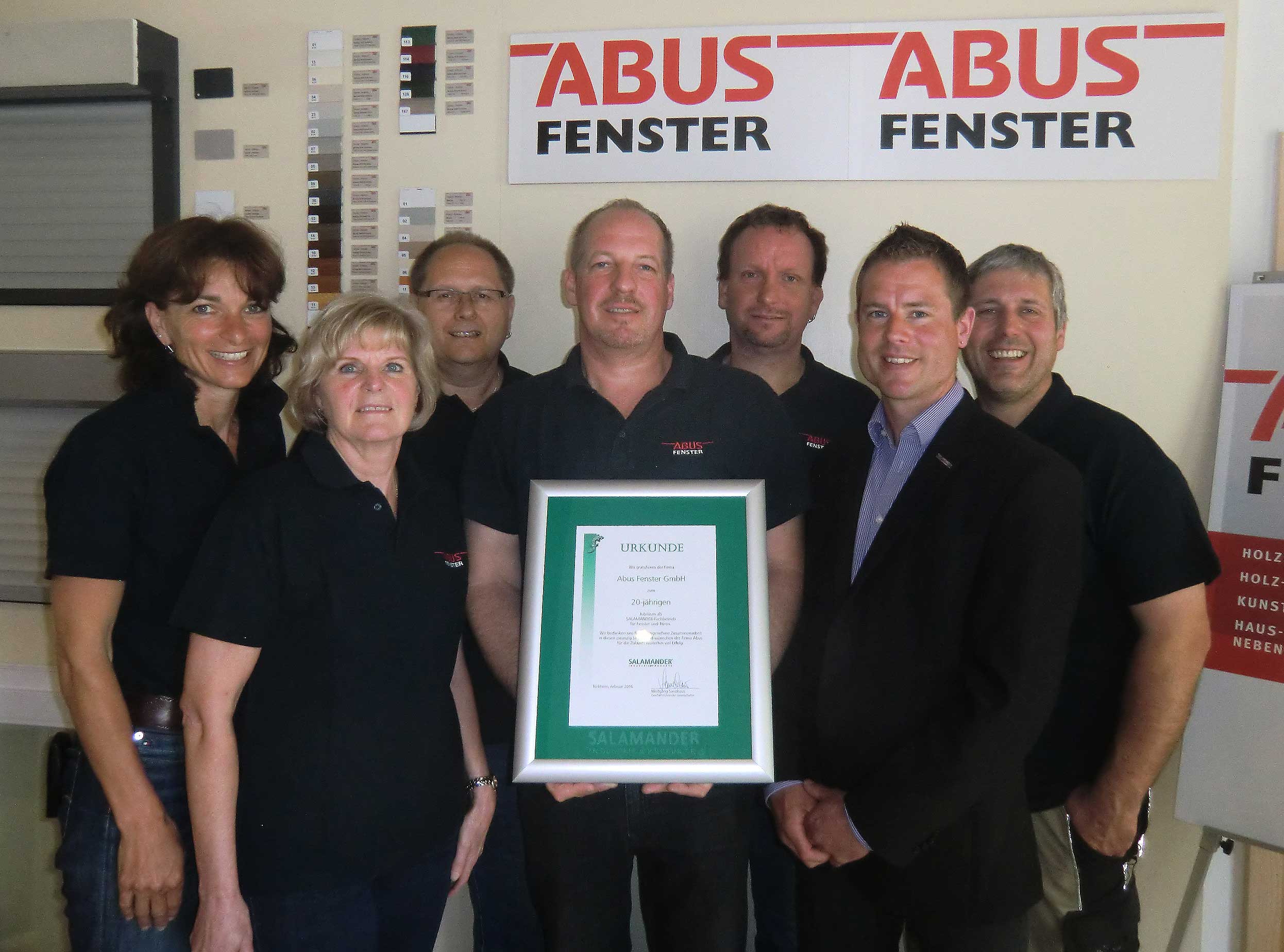 Abb.: Urkundenübergabe durch Gebietsverkaufsleiter Florian Neß Abb.: Urkundenübergabe durch Gebietsverkaufsleiter Florian Neß