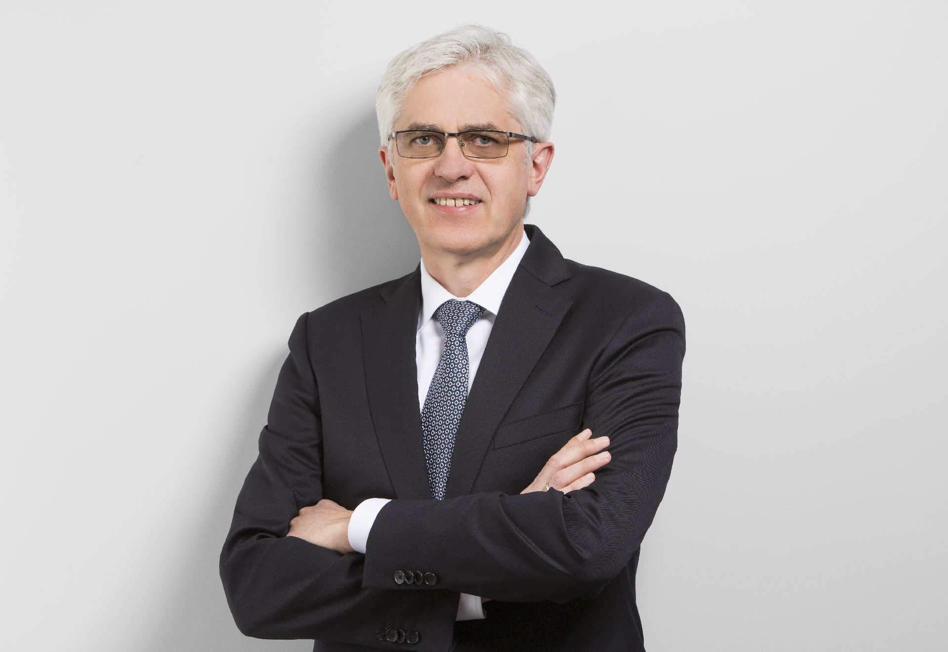 Neuer Vorstandsvorsitzender des Industrieverbandes Blechumformung (IBU) ist Dr. Ing. Hubert Schmidt Neuer Vorstandsvorsitzender des Industrieverbandes Blechumformung (IBU) ist Dr. Ing. Hubert Schmidt