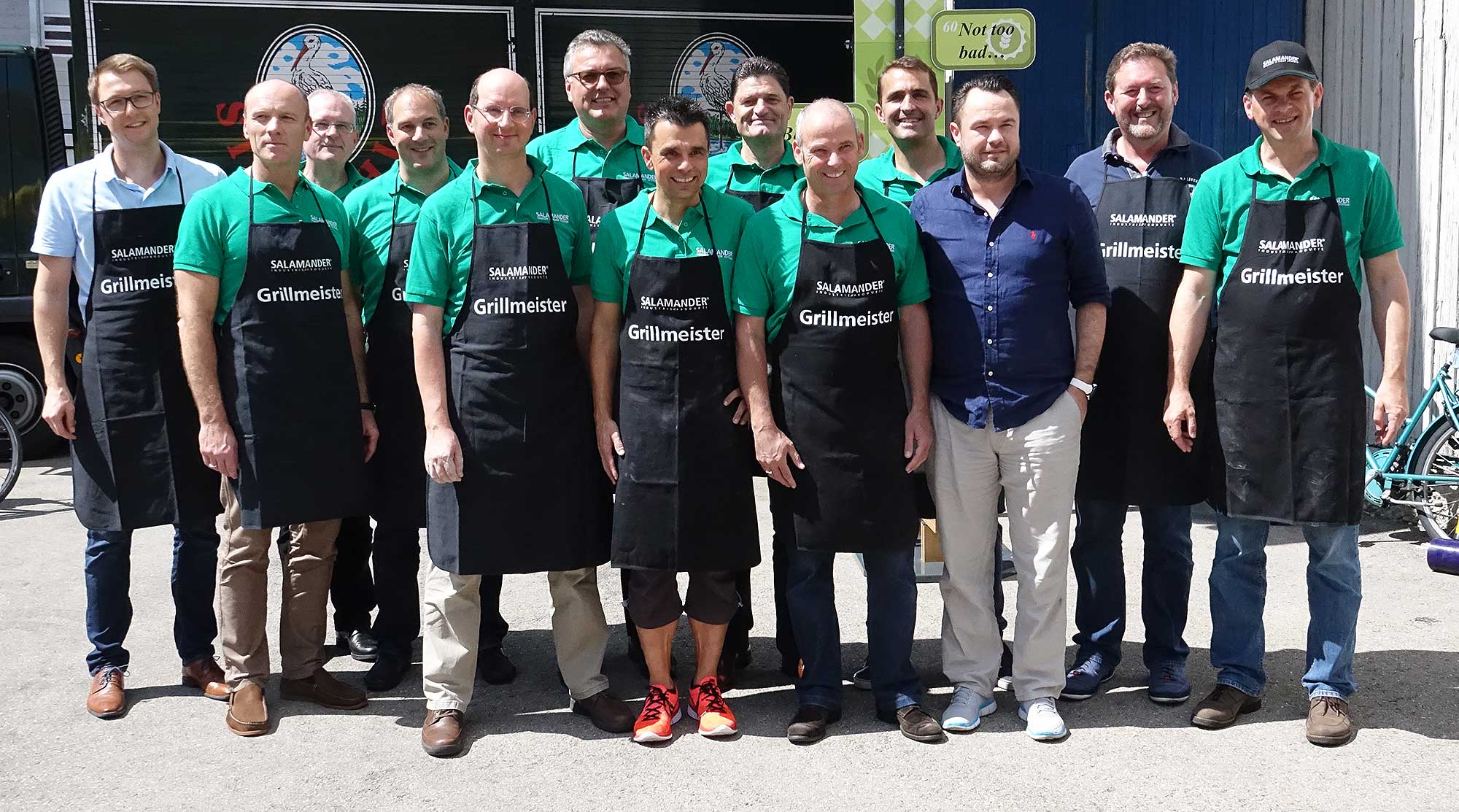 Abb: Salamander Führungsteam stellt sich als Burgerbrater unter Beweis Abb: Salamander Führungsteam stellt sich als Burgerbrater unter Beweis