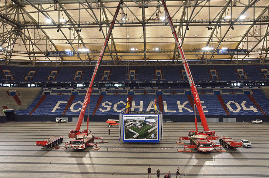 Der seit 2001 unter dem Dach der VELTINS-Arena hängende Videowürfel wird demontiert. Der seit 2001 unter dem Dach der VELTINS-Arena hängende Videowürfel wird demontiert.