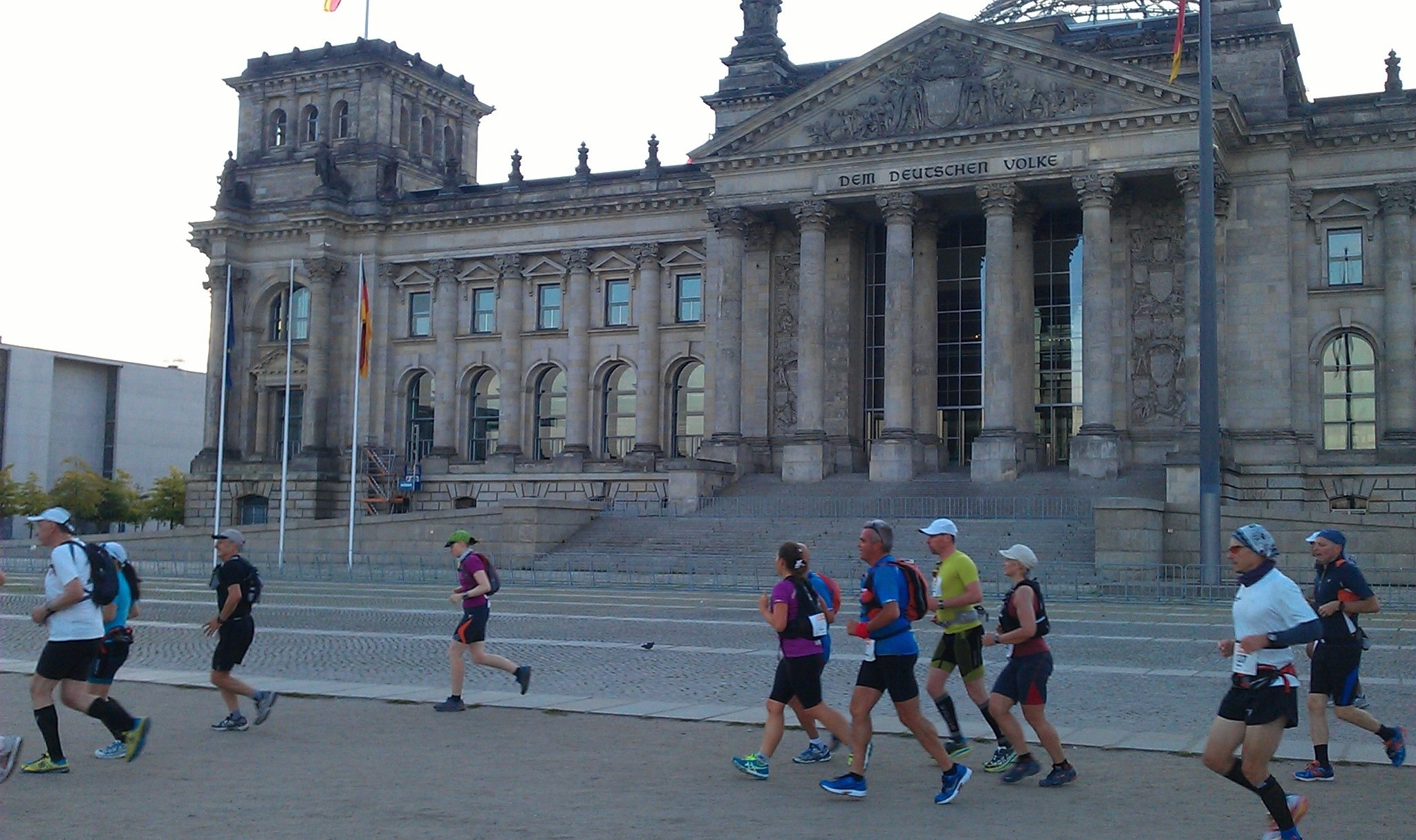 100 Meilen-Lauf entlang des Berliner Reichstages (Bildquelle: 100meilen.de) 100 Meilen-Lauf entlang des Berliner Reichstages (Bildquelle: 100meilen.de)