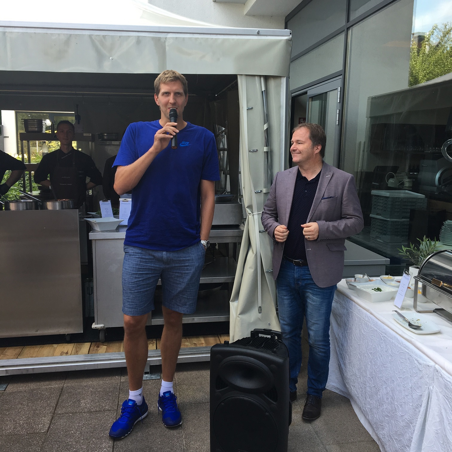 Basketball-Star Dirk Nowitzki und Hoteldirektor Lutz Frey eröffnen Promi-BBQ im Atrium Hotel Mainz ( Basketball-Star Dirk Nowitzki und Hoteldirektor Lutz Frey eröffnen Promi-BBQ im Atrium Hotel Mainz (