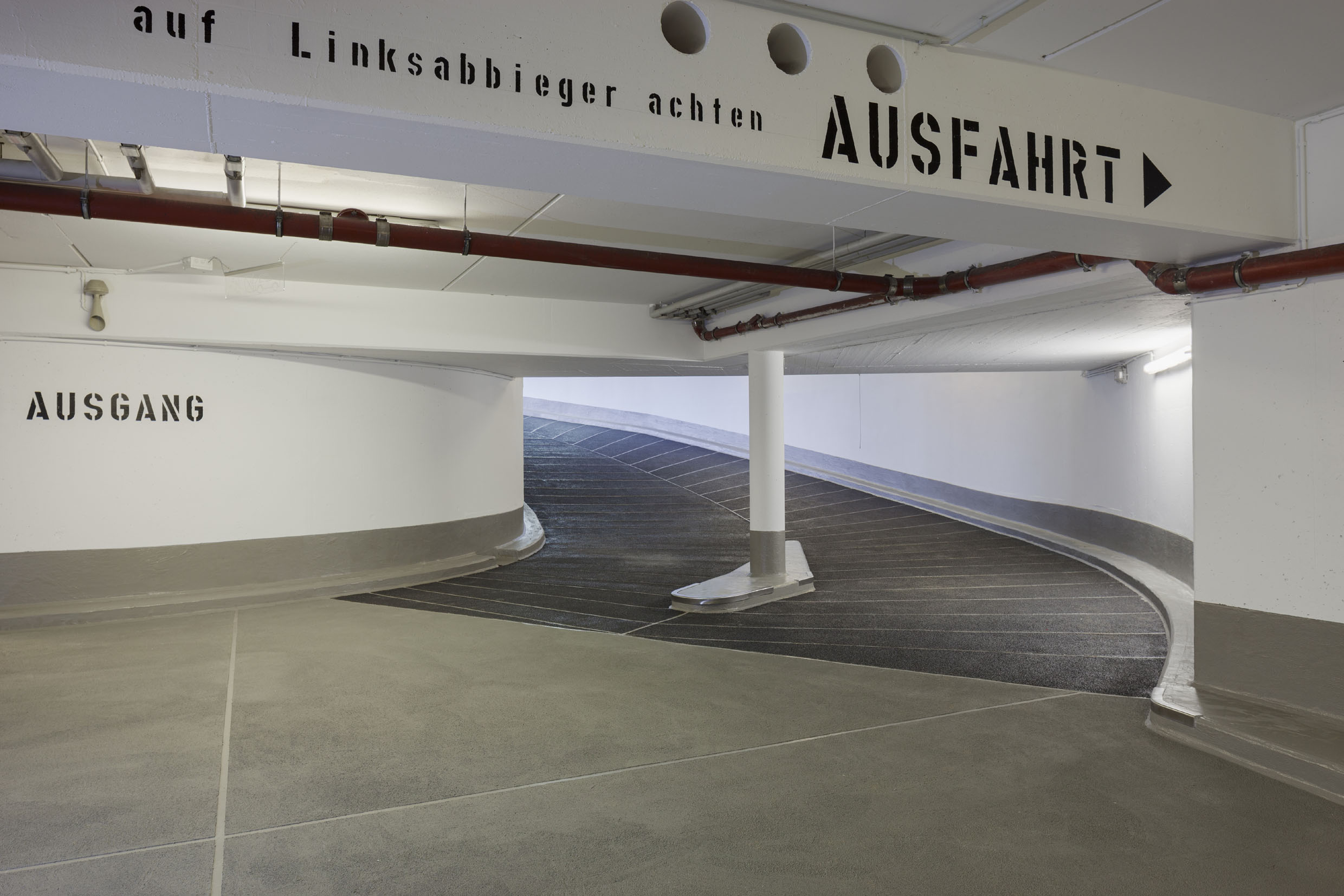 Optisch aufgewertet und dauerhaft dicht präsentiert sich die Tiefgarage Moosburg dank Triflex. Optisch aufgewertet und dauerhaft dicht präsentiert sich die Tiefgarage Moosburg dank Triflex.