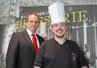 Christian Schmidt mit seinem neuen Küchenchef Tobias Koch.