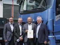 Übergabe Zuwendungsbescheid für die Anschaffung von 20 neuen IVECO Stralis NP LNG-Lkw Übergabe Zuwendungsbescheid für die Anschaffung von 20 neuen IVECO Stralis NP LNG-Lkw