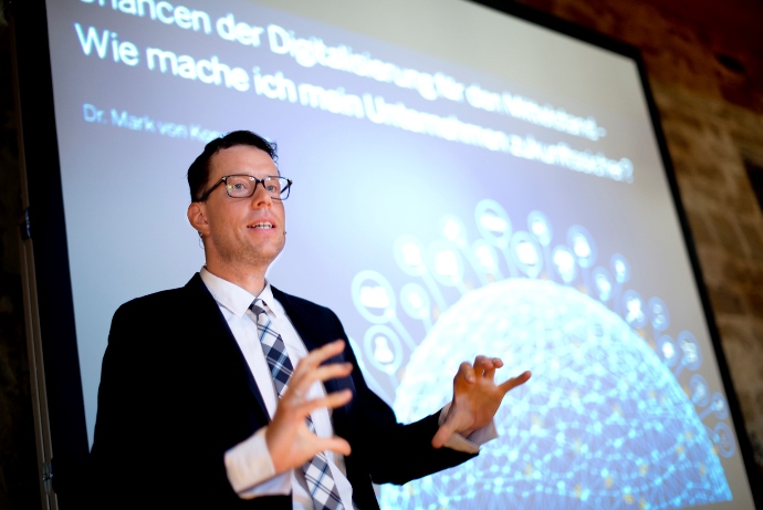 Dr. Mark von Kopp erklärt Chancen der Digitalisierung Dr. Mark von Kopp erklärt Chancen der Digitalisierung