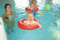 Eltern mit Babys im Hallenbad
