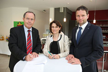 v.l. Dr. Harald Beschorner, Christiane Hacker-Horstmeyer, Dr. Marc Förster v.l. Dr. Harald Beschorner, Christiane Hacker-Horstmeyer, Dr. Marc Förster