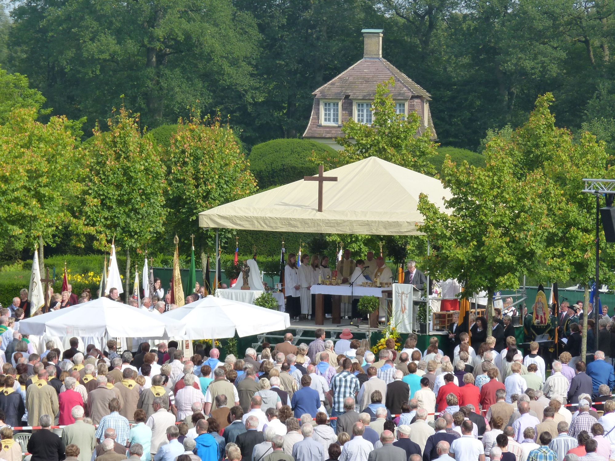 Das Schloss Clemenswerth bildet die Kulisse für das Kirchenfest an MariäHimmelfahrt. (Bildquelle: em Das Schloss Clemenswerth bildet die Kulisse für das Kirchenfest an MariäHimmelfahrt. (Bildquelle: em
