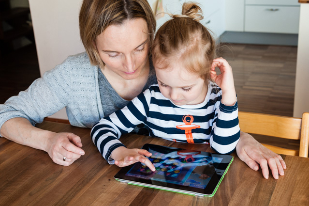 Gemeinsames Spielen mit internetfähigem Spielzeug (Bildquelle: ERGO Group) Gemeinsames Spielen mit internetfähigem Spielzeug (Bildquelle: ERGO Group)