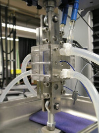 Abbildung 1: Zugversuch mit elektrochemischer in situ Wasserstoffbeladung (Quelle: IWM)