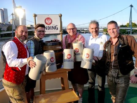 Festbier-Anstichv.l.n.r. Dennis Hausmann, Patrick Hausmann, Otto Völker, Peter Winter, Kai Mann.