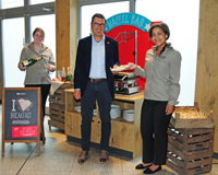 Lara Kapp (l.) und Klara Tamale (r.) mit Hoteldirektor Gordon Kleebaum (Mitte).Bild: Claudia Wingens