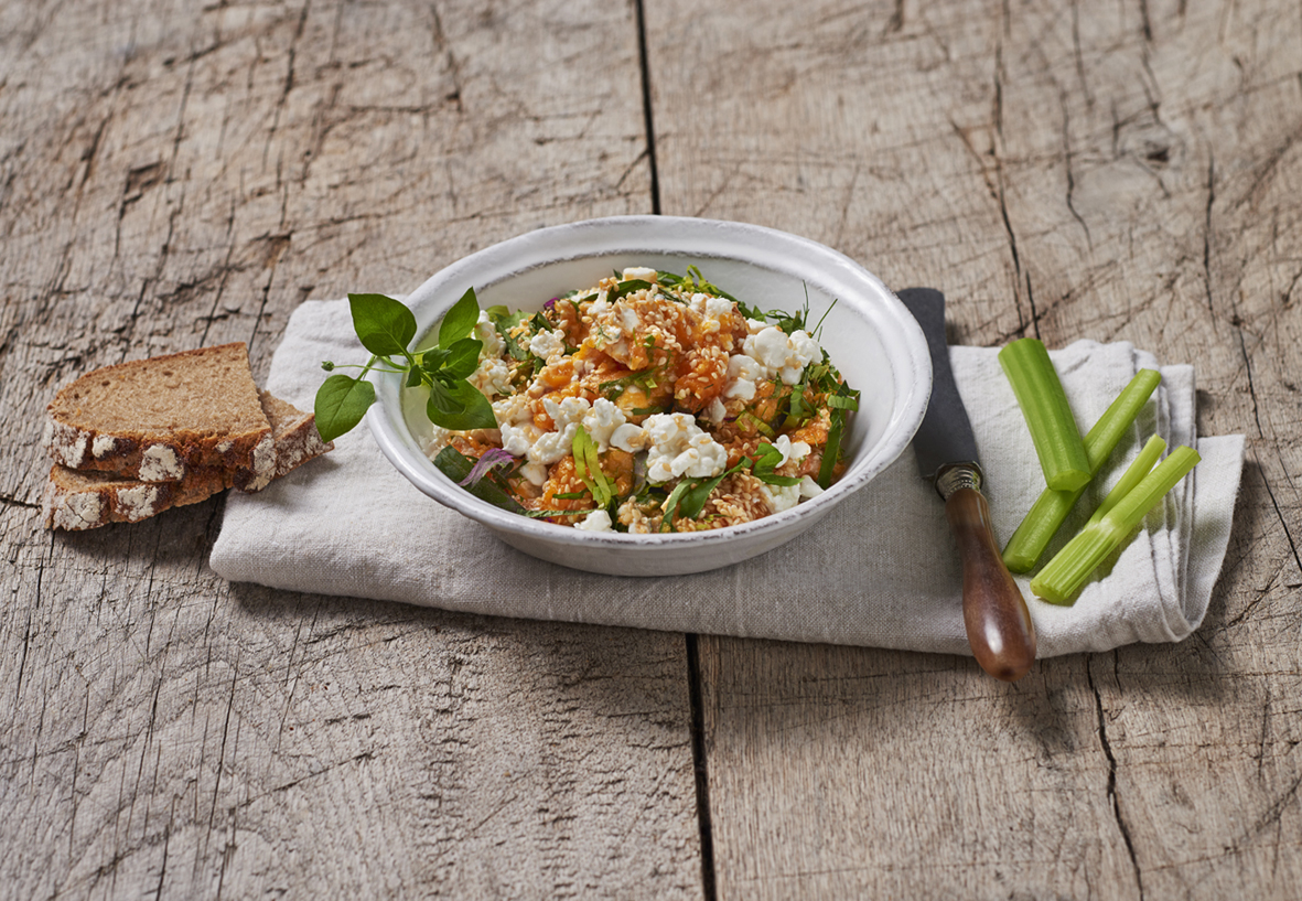 Süßkartoffel-Aufstrich mit Hüttenkäse®und geröstetem Sesam Süßkartoffel-Aufstrich mit Hüttenkäse®und geröstetem Sesam