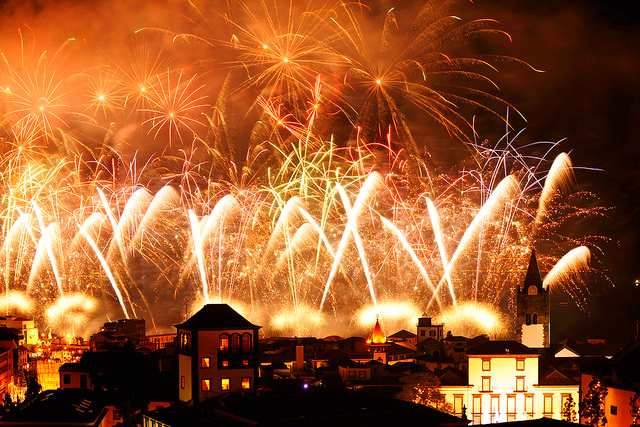 Der Höhepunkt einer Madeira Silvester Reise: Das spektakuläre Feuerwerküber der Bucht von Funchal