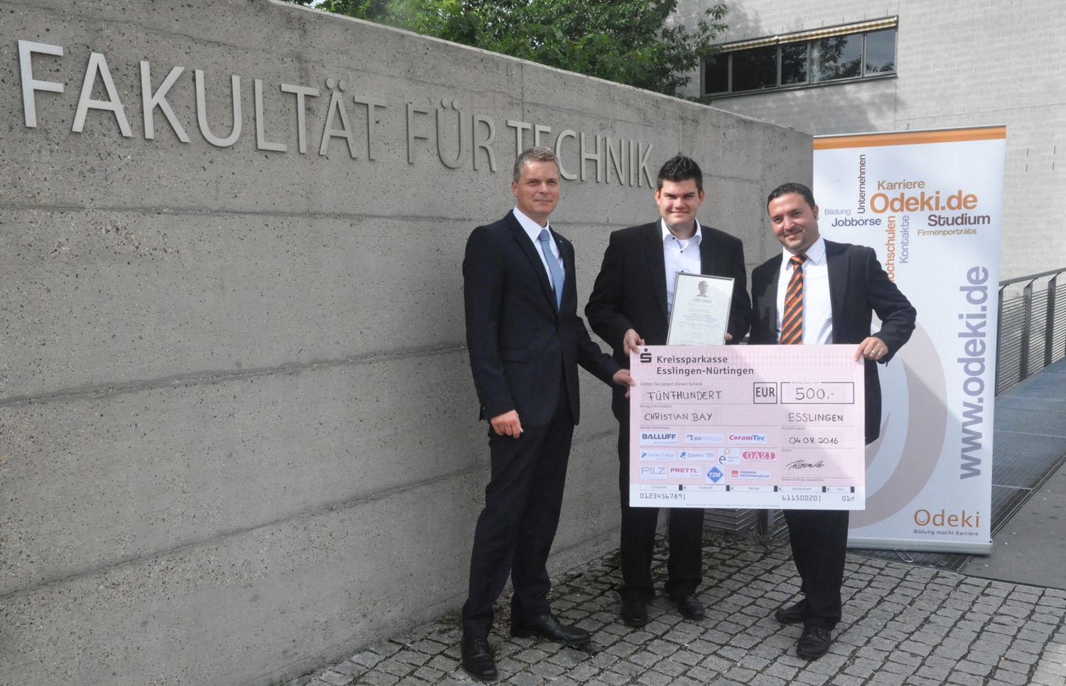 Preisübergabe: v.l.n.r.: Dekan Prof. Weyer, HS Pforzheim, Chriatian Bay, Sieger Hochschulpreis, Tugr