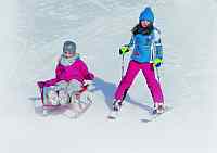 Kinder beim Rodeln und Skifahren Kinder beim Rodeln und Skifahren
