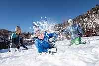 Familie spielt im Schnee
