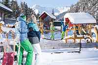 Kinder am Spielplatz im Winter