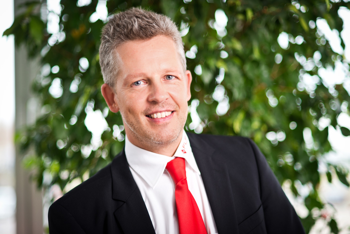 Dipl.-Ing. Thomas Rehfeldt ist geschäftsführender Alleingesellschafter der FLP Microfinishing GmbH. Dipl.-Ing. Thomas Rehfeldt ist geschäftsführender Alleingesellschafter der FLP Microfinishing GmbH.