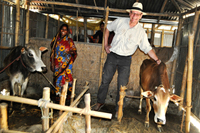Der Deutsche Botschafter in Bangladesch, Dr. Thomas Prinz, besucht Teilnehmerin am NETZ-Programm