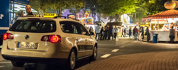 Die Taxis mit der 292 auf dem Nummernschild fahren an allen fünf Tagen des Brokser Marktes rund um d Die Taxis mit der 292 auf dem Nummernschild fahren an allen fünf Tagen des Brokser Marktes rund um d