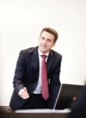 Christopher-David Hudson ist Syngroup-Manager und beschäftigt sich intensiv mit Supply Chain Managem Christopher-David Hudson ist Syngroup-Manager und beschäftigt sich intensiv mit Supply Chain Managem