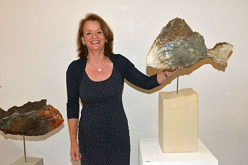 Anne Huster präsentiert zwei Fische, die aus der Grundform der Steine entstanden sind.