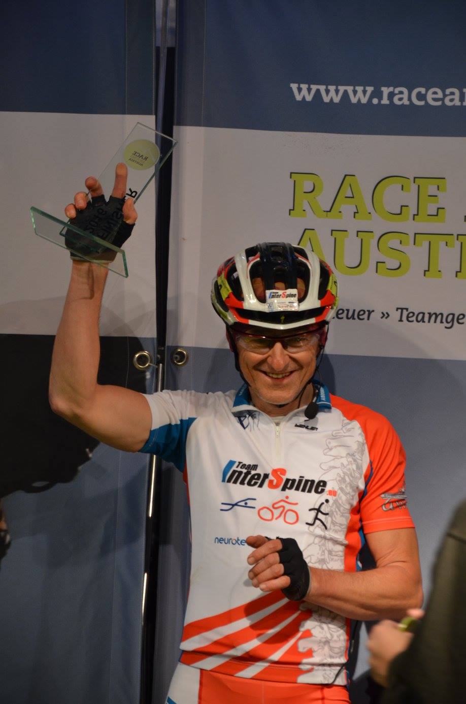 Prof. Christian Woiciechowsky empfängt den Finisher-Pokal nach 125 Stunden und 38 Minuten Fahrt
