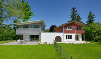 Halb modern, halb klassisch, die Architektur der beiden Baufritz-Holzhäuser ist grundverschieden Halb modern, halb klassisch, die Architektur der beiden Baufritz-Holzhäuser ist grundverschieden