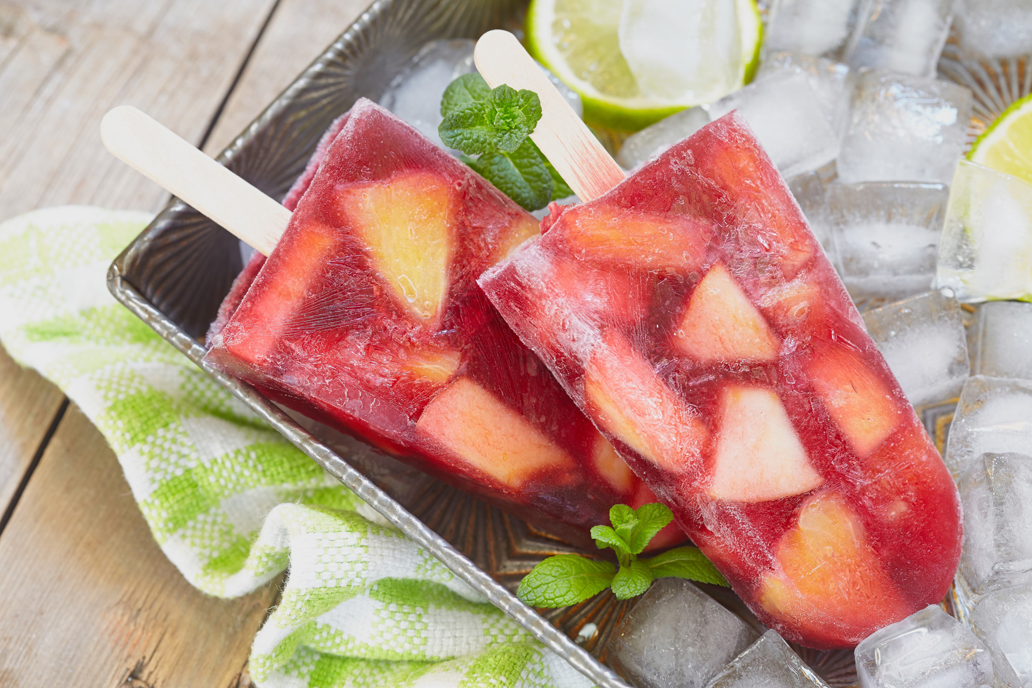Blitzeis im Sommer - natürlich mit Saft! (Bildquelle: azurita / Fotolia) Blitzeis im Sommer - natürlich mit Saft! (Bildquelle: azurita / Fotolia)