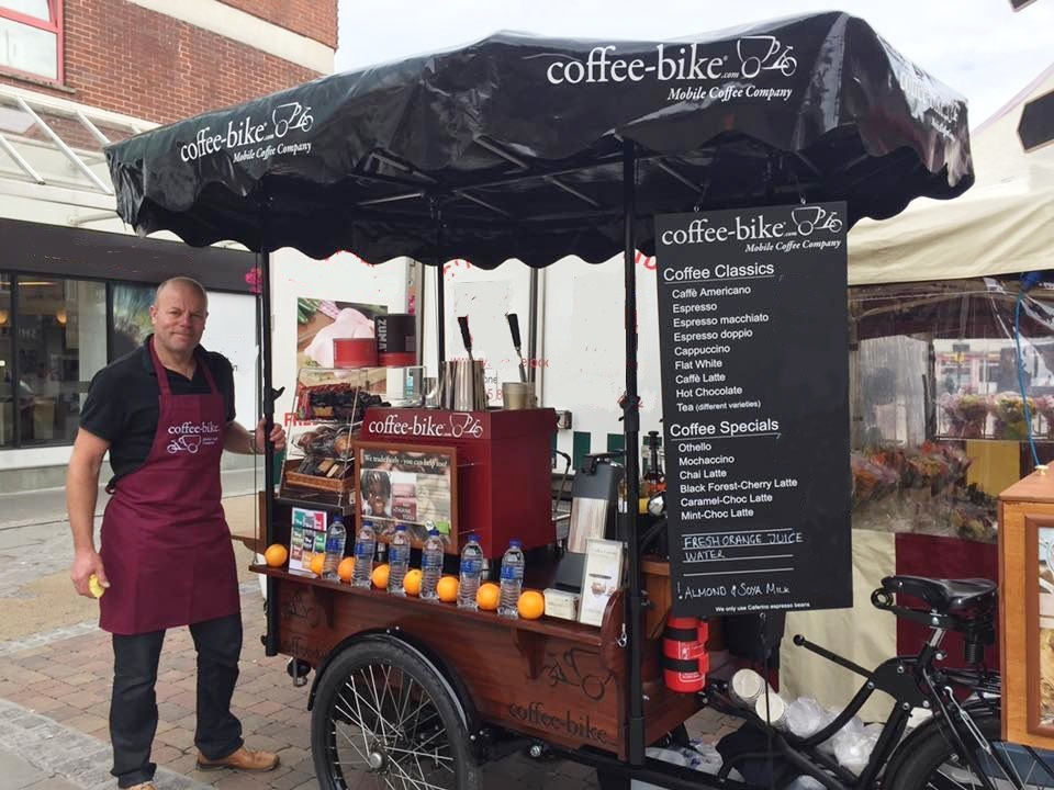 Mark Price ist mit seinem Coffee-Bike in Worcester, West Midlands England, gestartet
