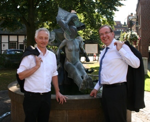 Bürgermeister Wolfgang Pieper (links) und PSD-Vorstandsvorsitzender Reinhard Schlottbom am Brunnen.