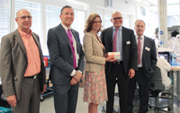 (FOTO: TRACOE) Ministerin Sabine Bätzing-Lichtenthäler (mitte) zu Gast bei der TRACOE medical GmbH