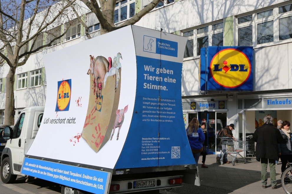 Plakatwagen zum Thema Massentierhaltung kommt nach Berlin. Plakatwagen zum Thema Massentierhaltung kommt nach Berlin.