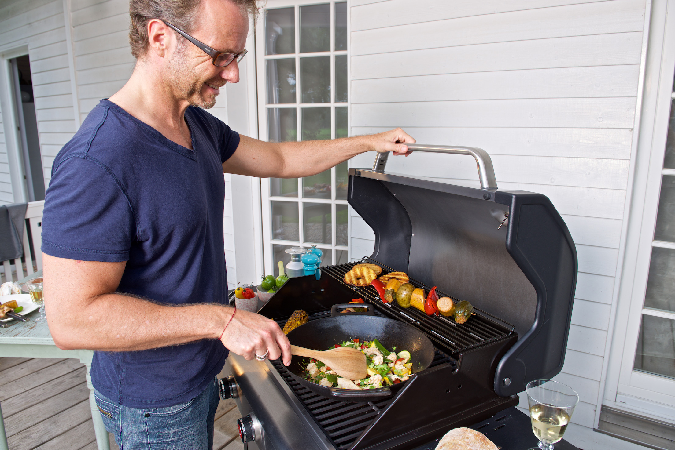 Der LANDMANN-Grillwok wurde speziell für den Grill entwickelt: zum Einsatz auf Hauptrost oder Seiten Der LANDMANN-Grillwok wurde speziell für den Grill entwickelt: zum Einsatz auf Hauptrost oder Seiten
