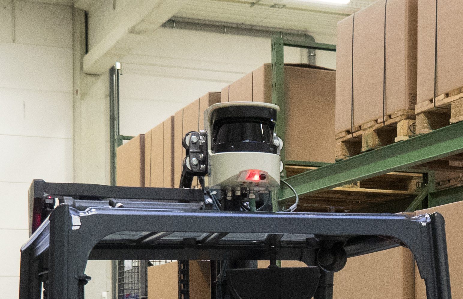 Das 3D Staplerleitsystem identplus®nutzt Lasertechnik für eine präzise Staplerlokalisierung