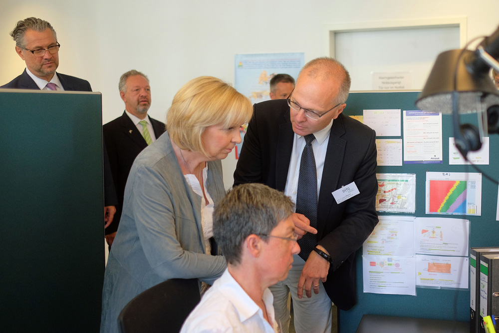 Prof. Dr. Stephan Martin (re.) erklärt Hannelore Kraft das telemedizinische Coaching (Bildquelle: Pr Prof. Dr. Stephan Martin (re.) erklärt Hannelore Kraft das telemedizinische Coaching (Bildquelle: Pr