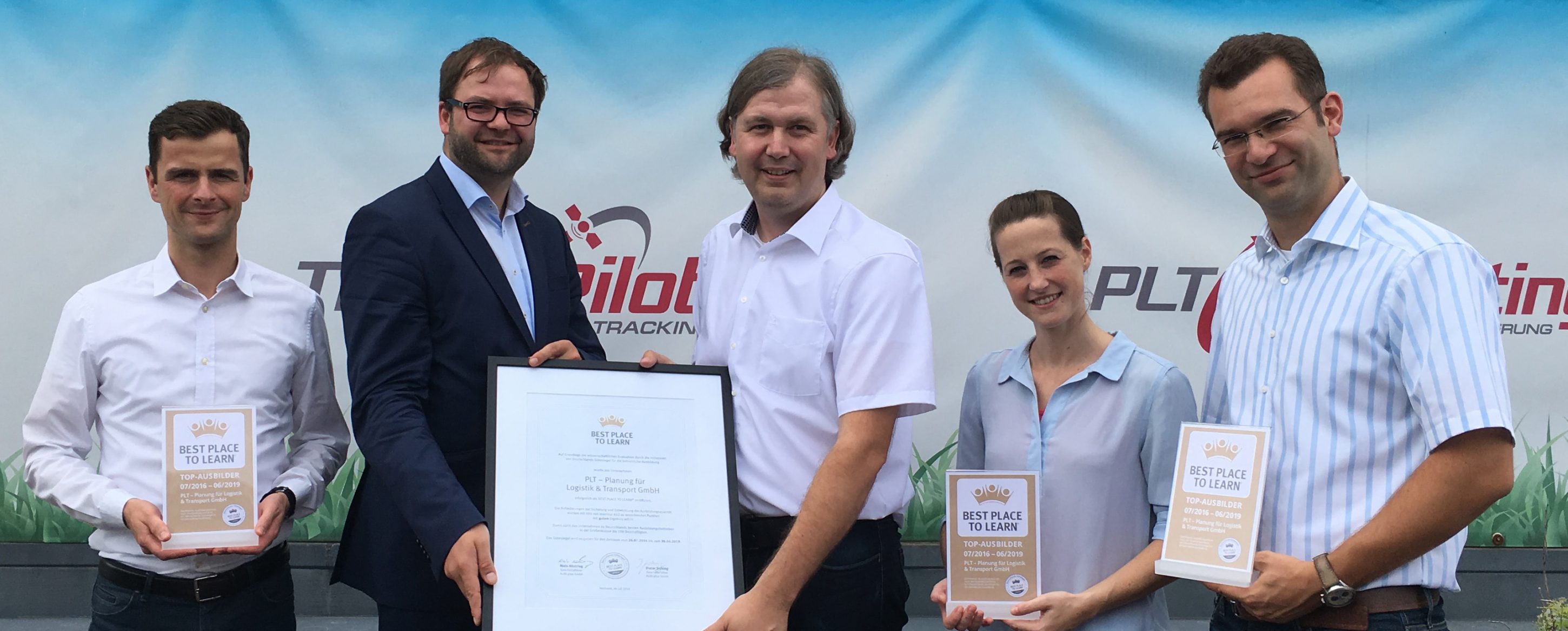 OffizielleÜbergabe des Zertifikats